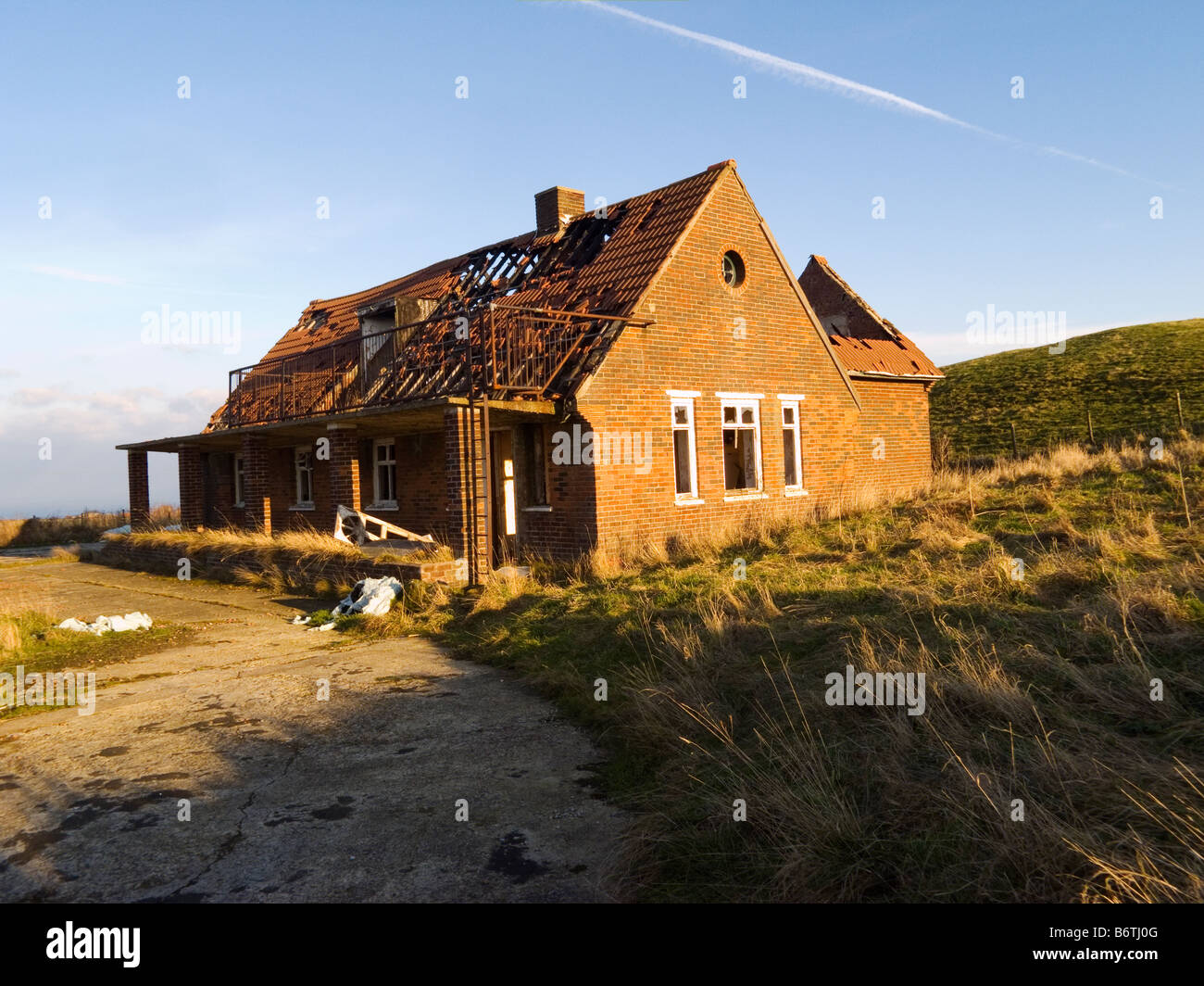 L'abandon d'un bâtiment militaire construit à comme un bungalow mais en fait d'être une station radar et de masquer l'entrée d'un bunker Banque D'Images