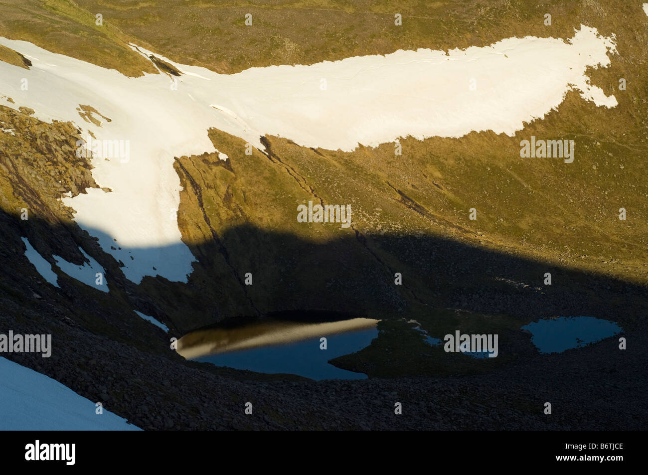 Corrie lacs ou lochans, et plaques de neige d'été, un Lochain à Coire, dans le Parc National de Cairngorms, Highlands écossais Banque D'Images