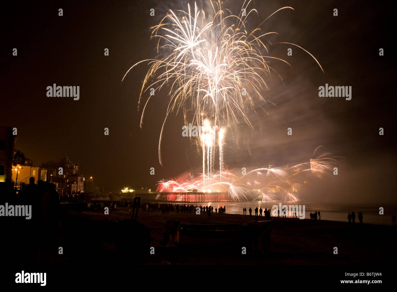 D'artifice à partir de la jetée de Cromer le jour de l'An, Cromer, Norfolk, Angleterre Banque D'Images