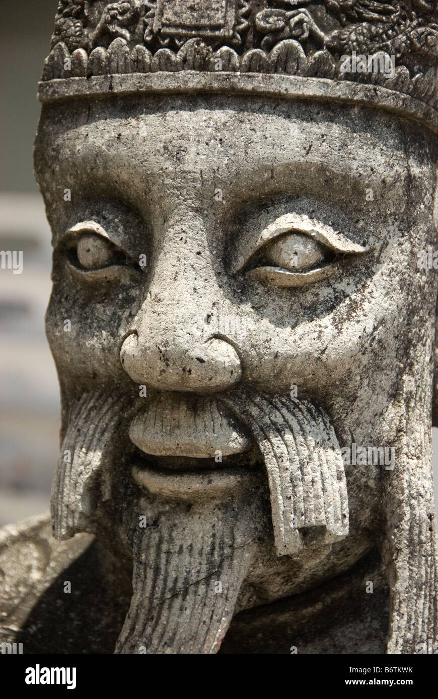 Le visage d'une statue de gardien à Wat Pho (temple du Bouddha couché) à Bangkok, Thaïlande Banque D'Images
