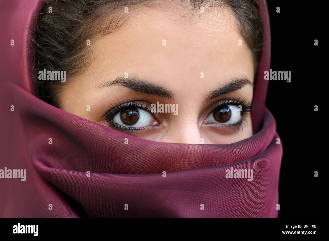 Portrait d'une jeune fille arabe dans un foulard Banque D'Images