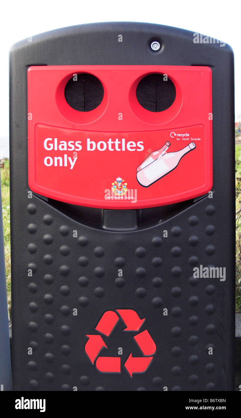 Point de recyclage pour les bouteilles en verre. St Mary's Island, Tyne and Wear, Royaume-Uni. Banque D'Images