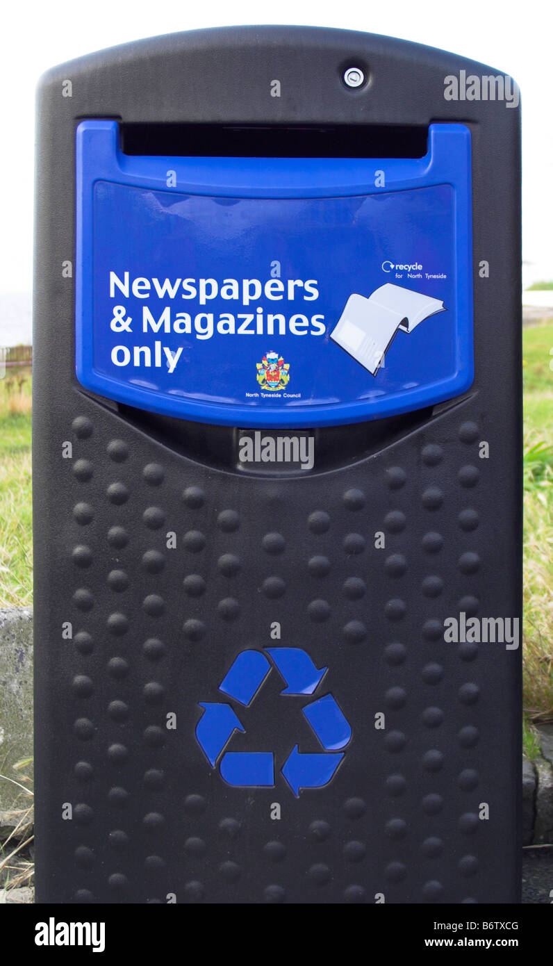 Point de recyclage pour les journaux et magazines. St Mary's Island, Tyne and Wear, Royaume-Uni. Banque D'Images