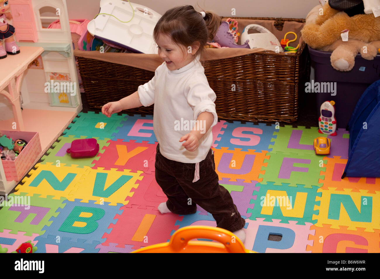 Petite fille danse de jeux pour enfants Banque D'Images