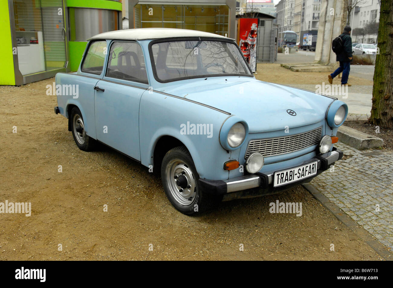 Trabant berlin east german motor car tourisme voyage soviétique communiste blue Banque D'Images