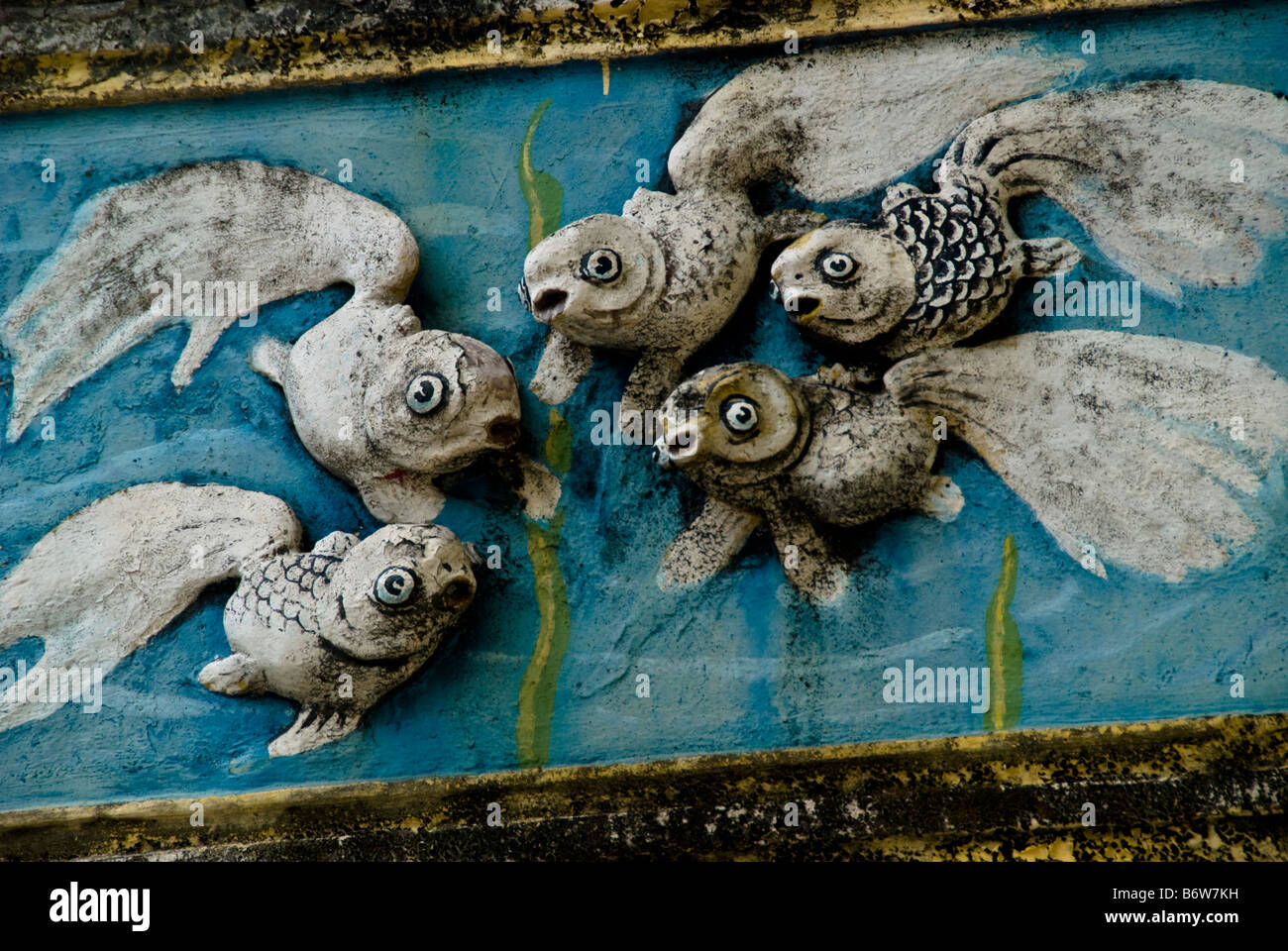 Bas-relief de poissons sur mur de temple chinois à Macao Banque D'Images