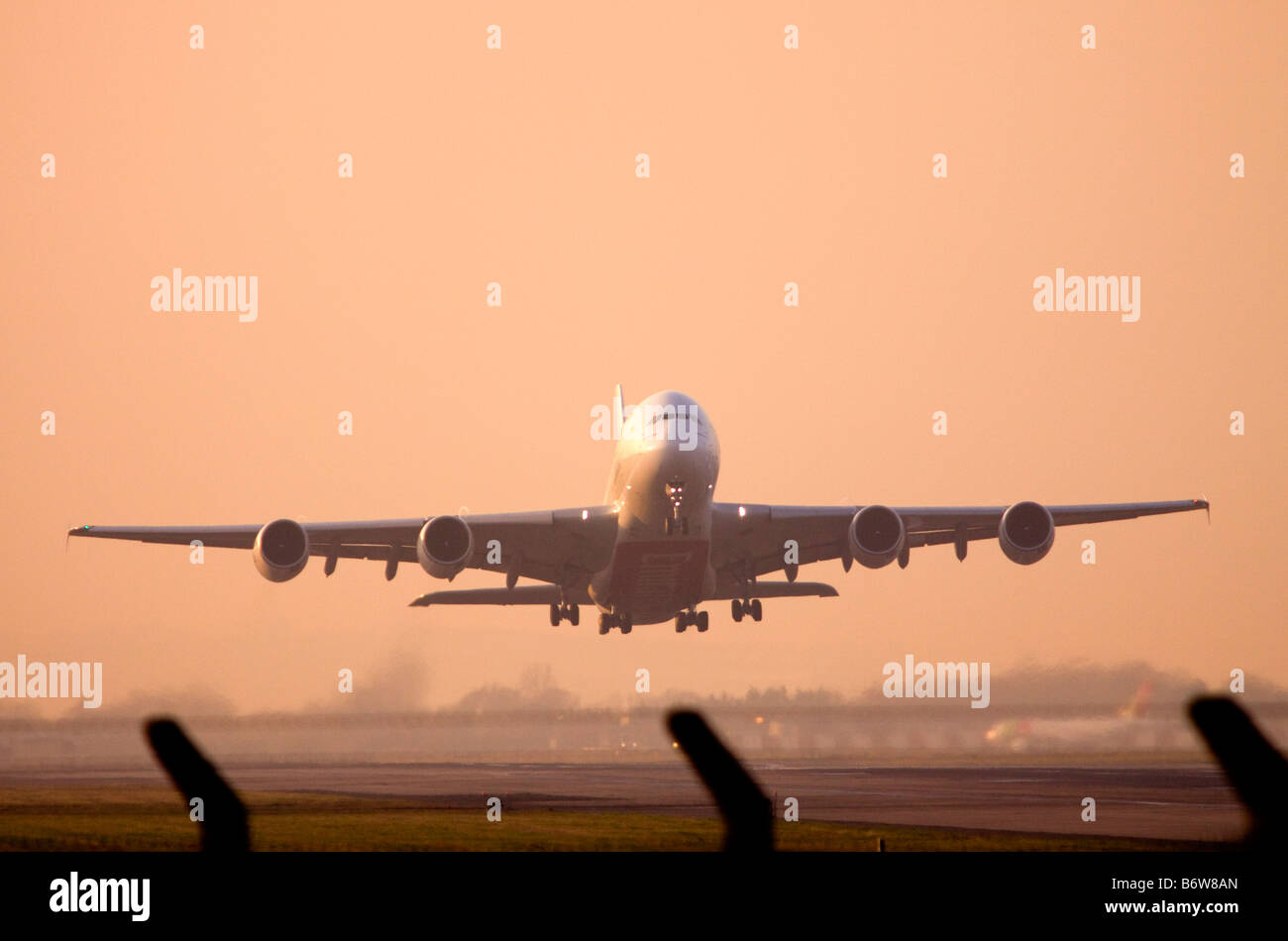 Unis Airbus A380 861 décollant de l'aéroport de Londres Heathrow Banque D'Images