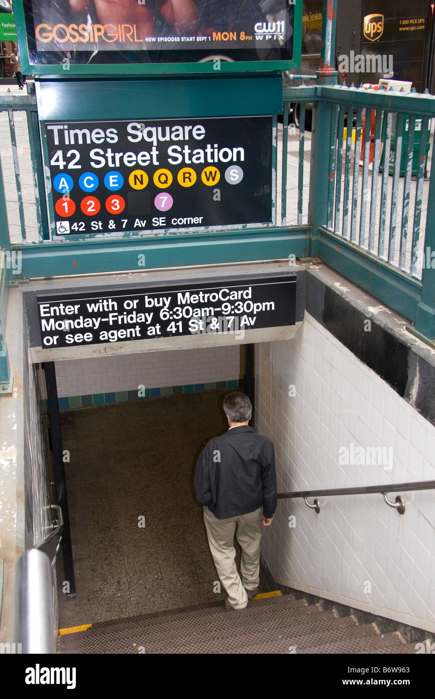 Entrée de la station de métro de Times Square à Manhattan New York City New York USA Banque D'Images