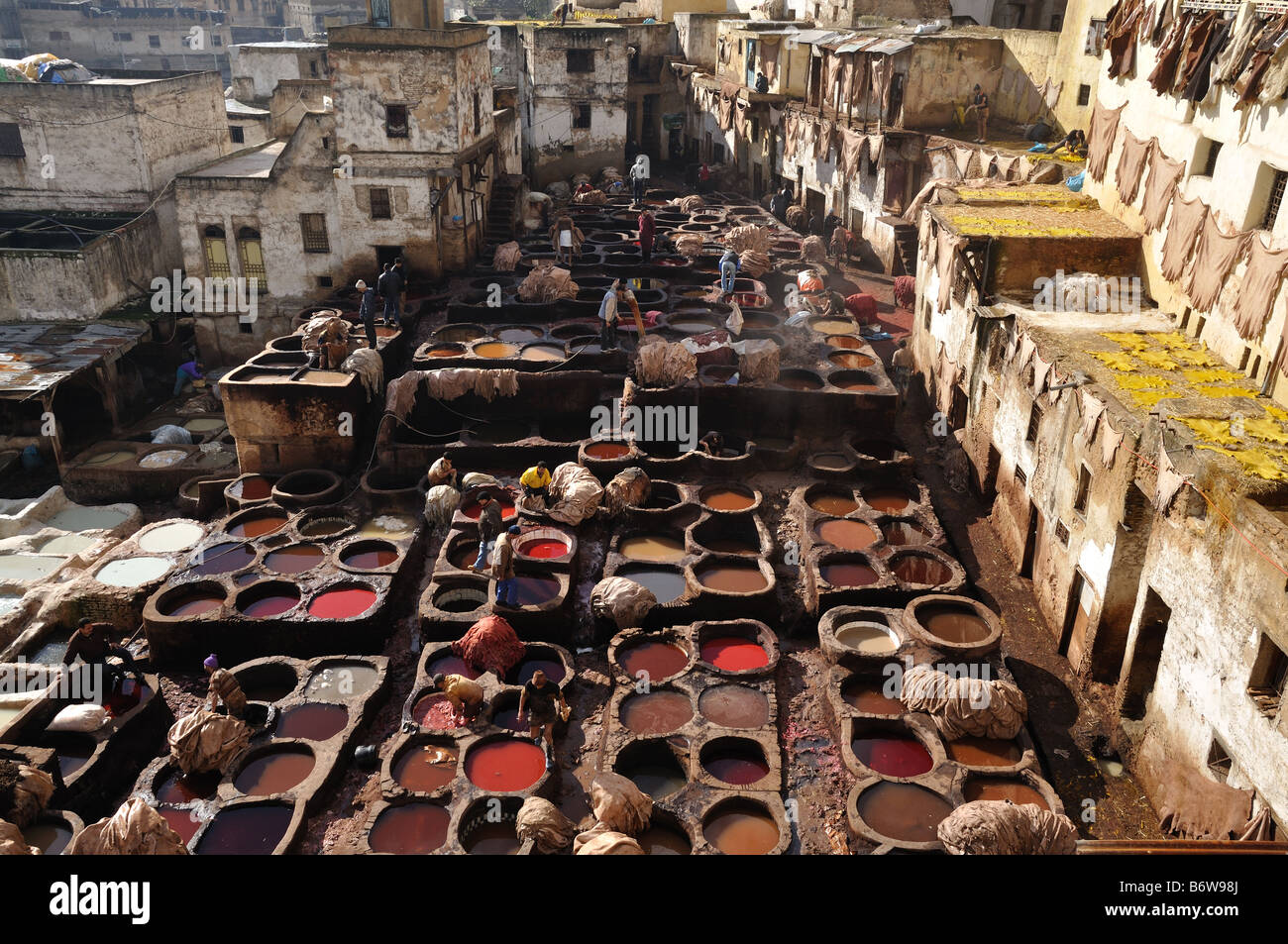 Tannerie traditionnelle Chouwara à Fes, Maroc Banque D'Images