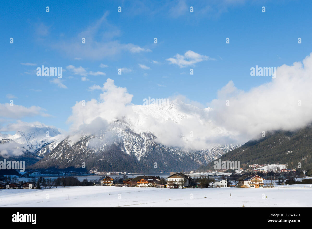 Vue sur le village de Maurach, Le Lac Achensee, Tyrol, Autriche Banque D'Images