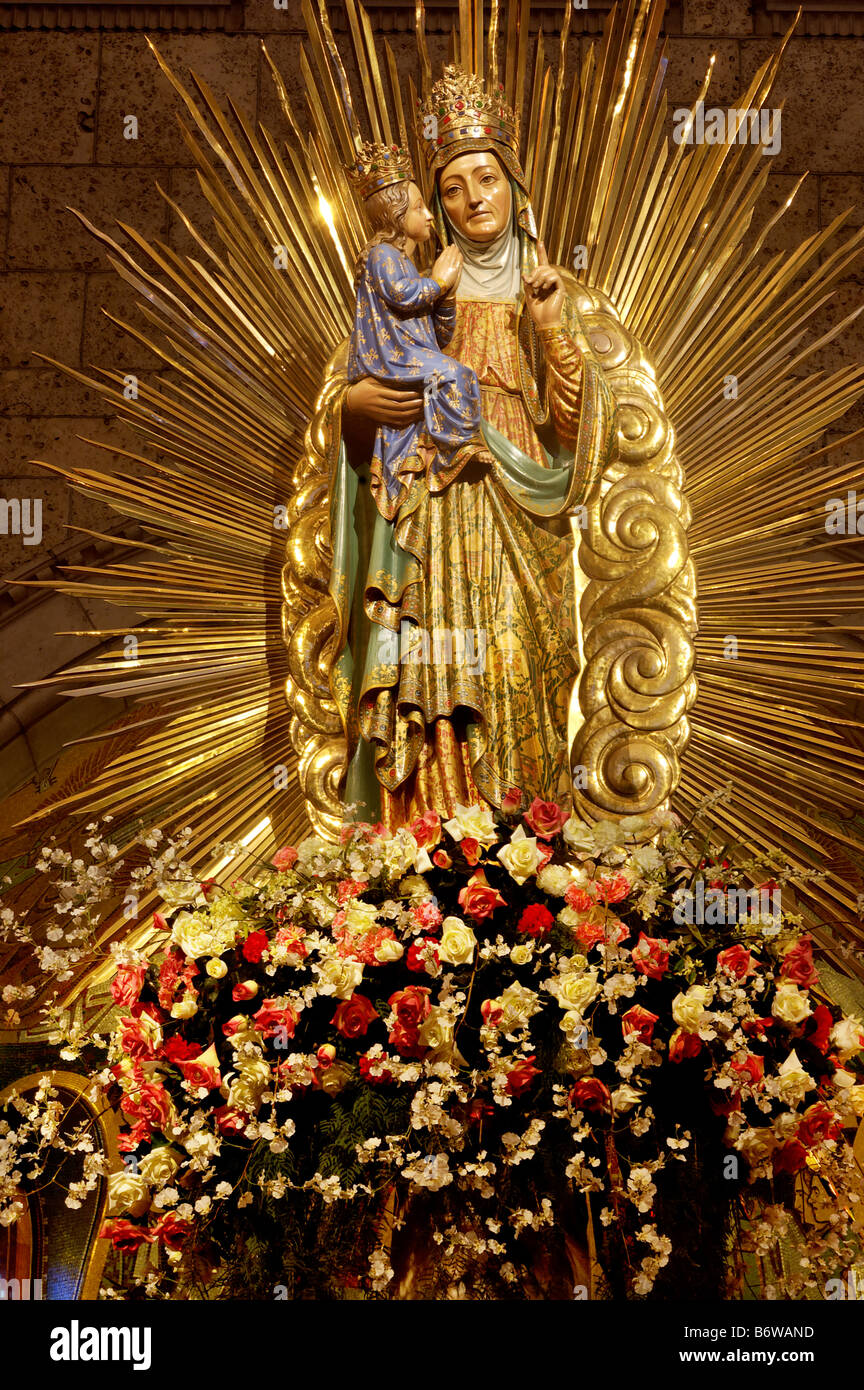 La statue de sainte Anne avec l'enfant Marie dans la cathédrale de Ste