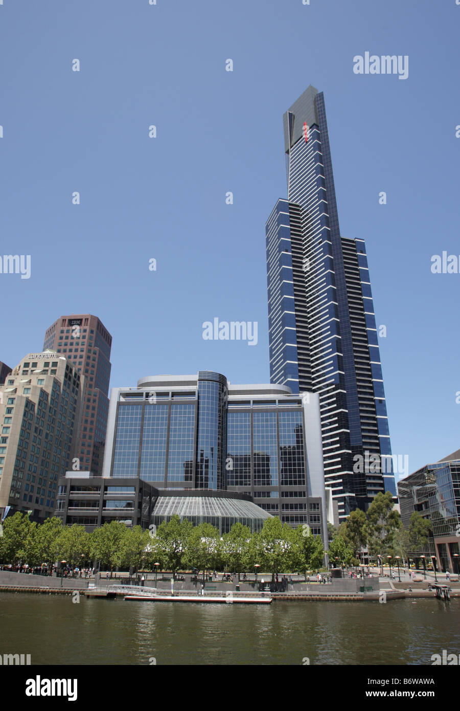 Vue sur Southbank et Eureka Tower de l'autre côté de la rivière Yarra, Melbourne, Australie. Banque D'Images