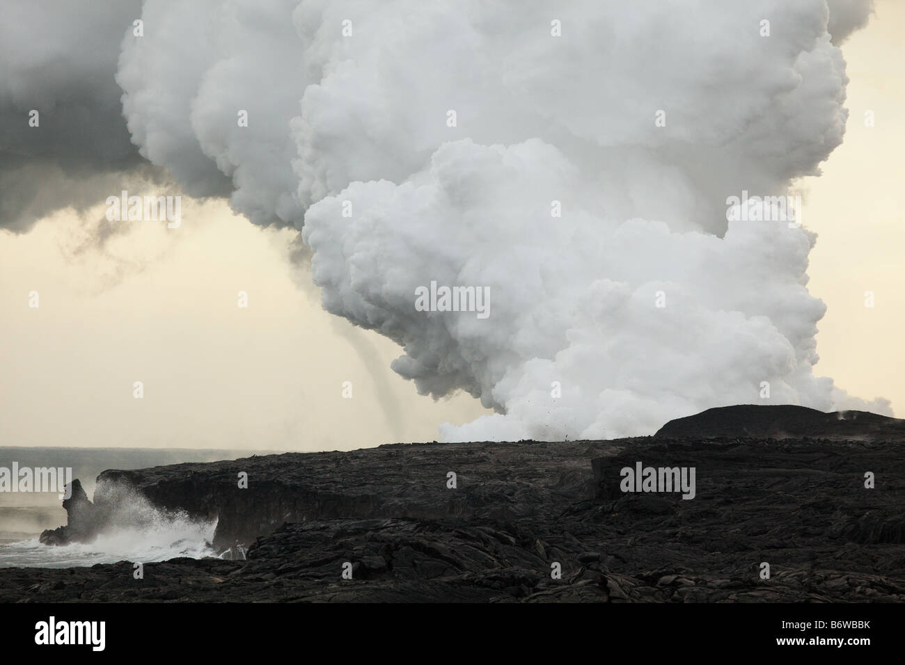 Panache de vapeur et l'éruption volcanique à Kalapana, Big Island, Hawaii, USA Banque D'Images