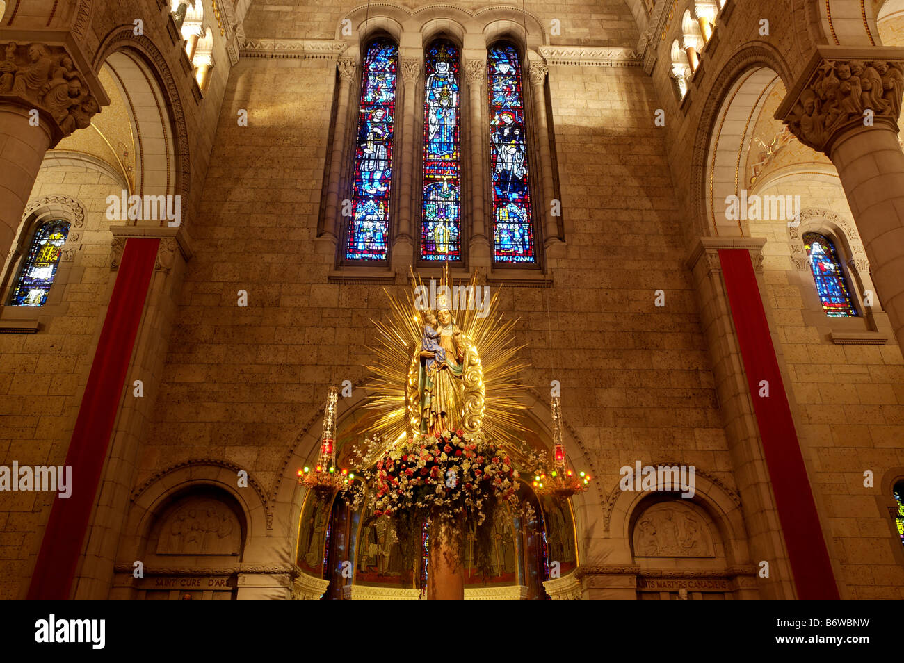 La statue de sainte Anne avec l'enfant Marie dans la cathédrale de Ste