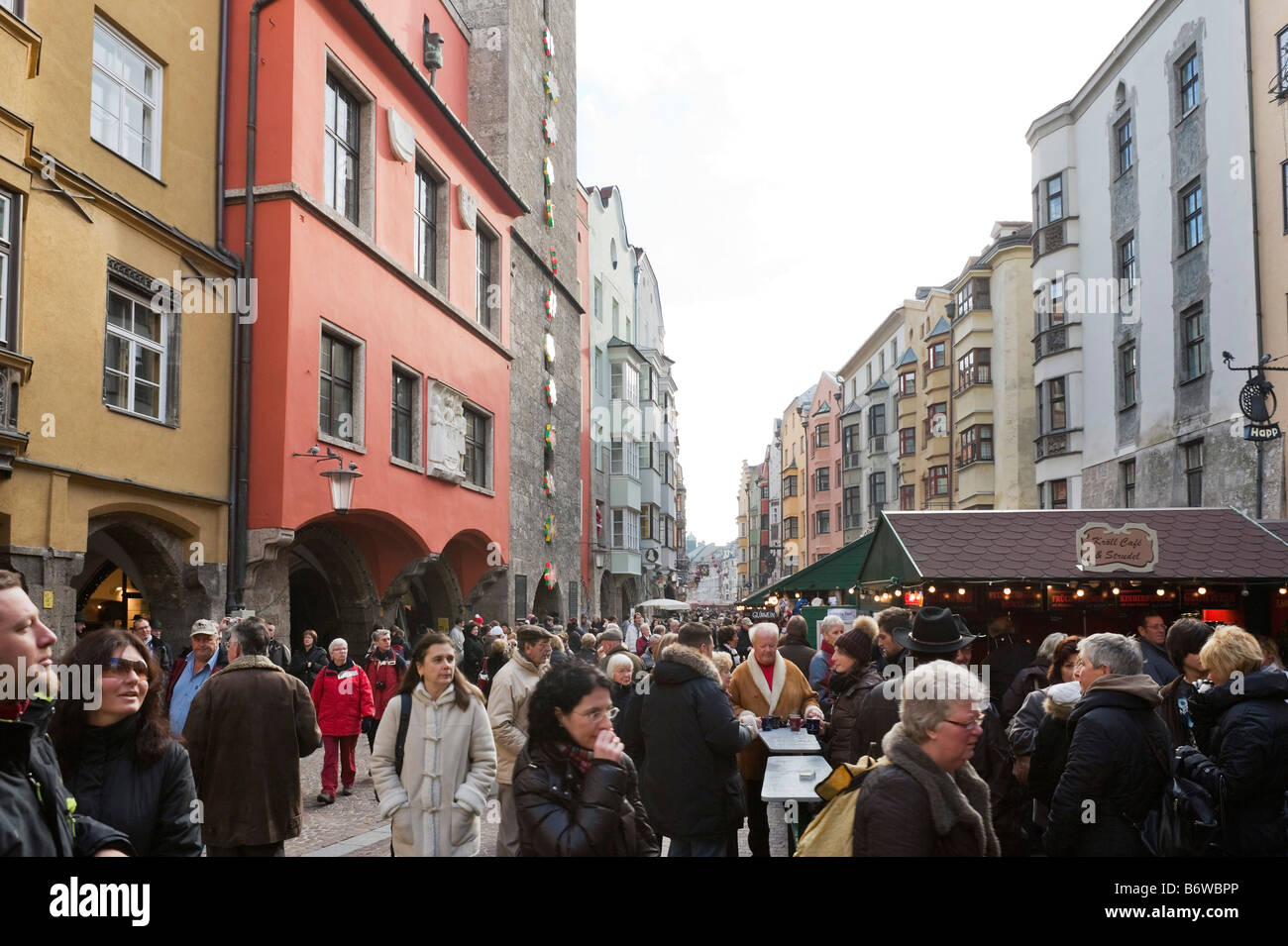 Marché de Noël sur Herzog Friedrich Strasse dans la vieille ville (Altstadt), Innsbruck, Tyrol, Autriche Banque D'Images