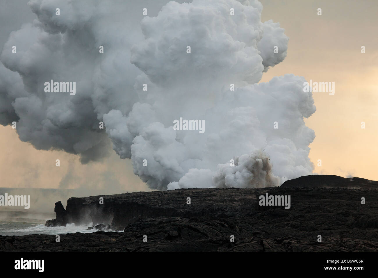 Panache de vapeur et l'éruption volcanique à Kalapana, Big Island, Hawaii, USA Banque D'Images