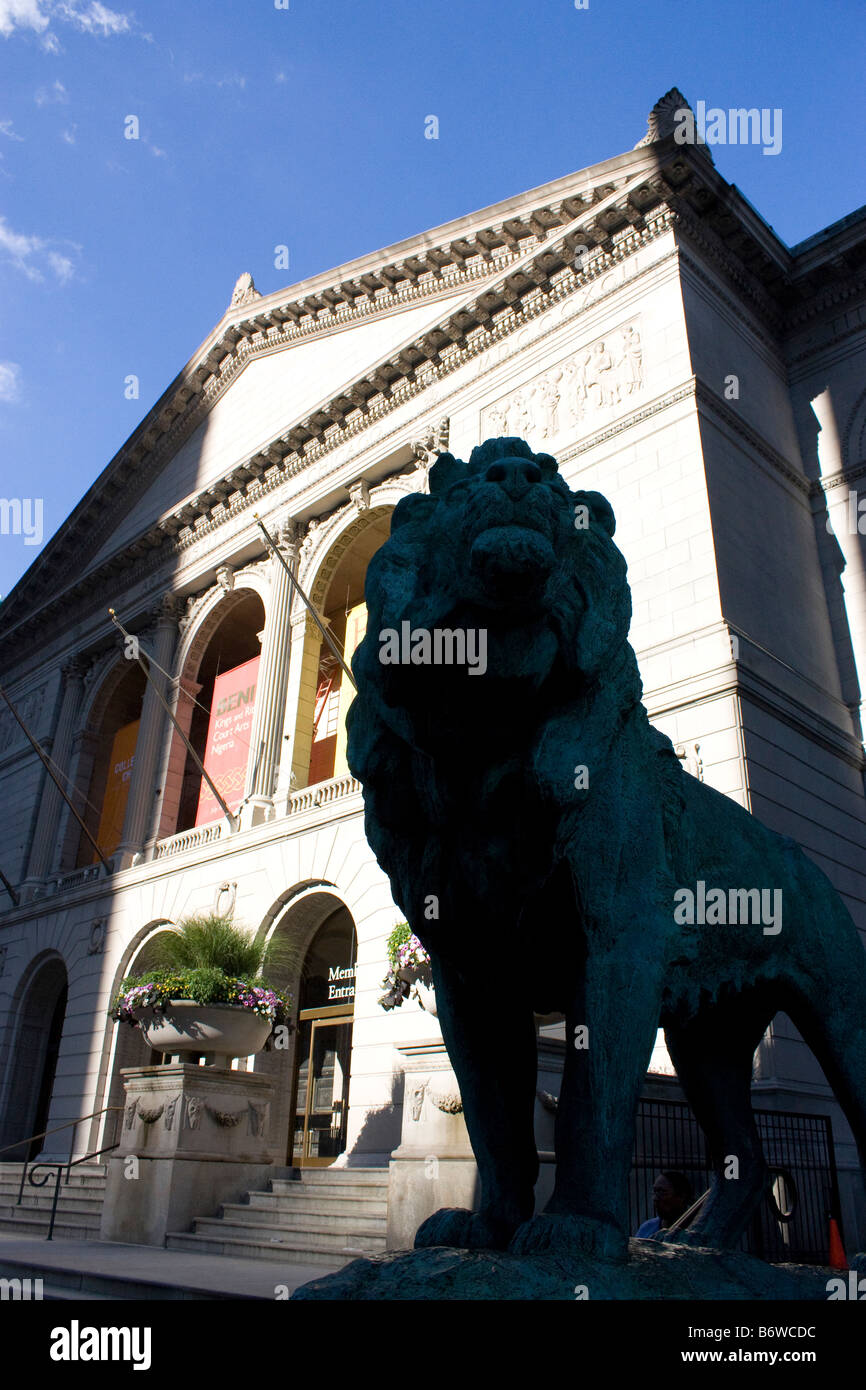 L'une des deux statues de lion gardant l'entrée avant de l'Institut d'Art Banque D'Images
