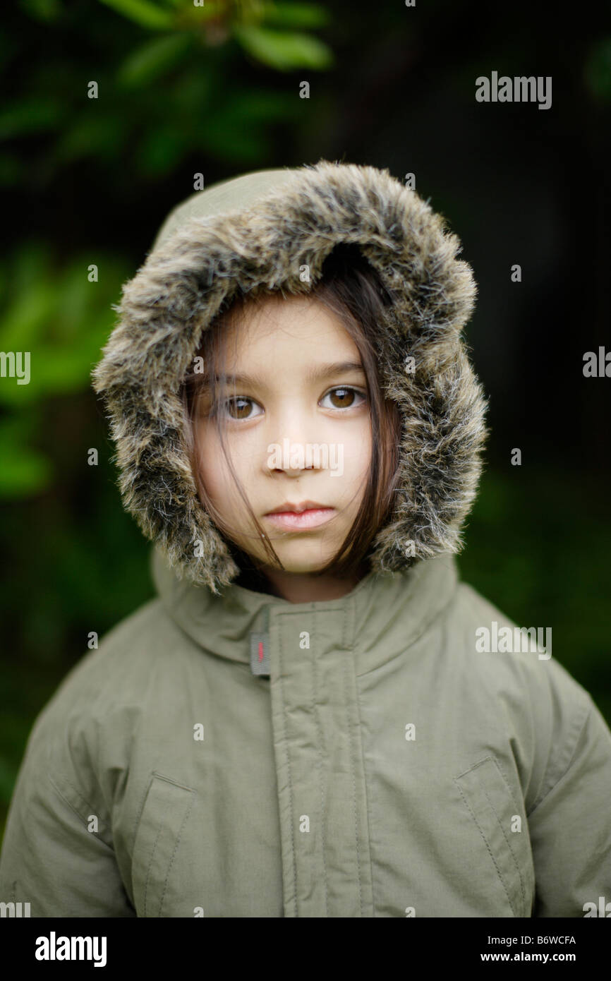 Enfant porte manteau Parka avec capuche fermée fille âgée de cinq ans Photo  Stock - Alamy