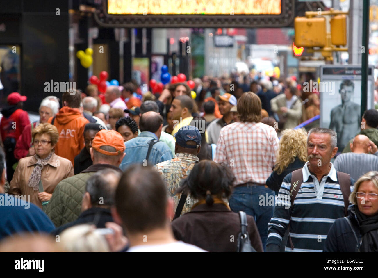 Les gens autour de Times Square Manhattan New York City New York USA Banque D'Images