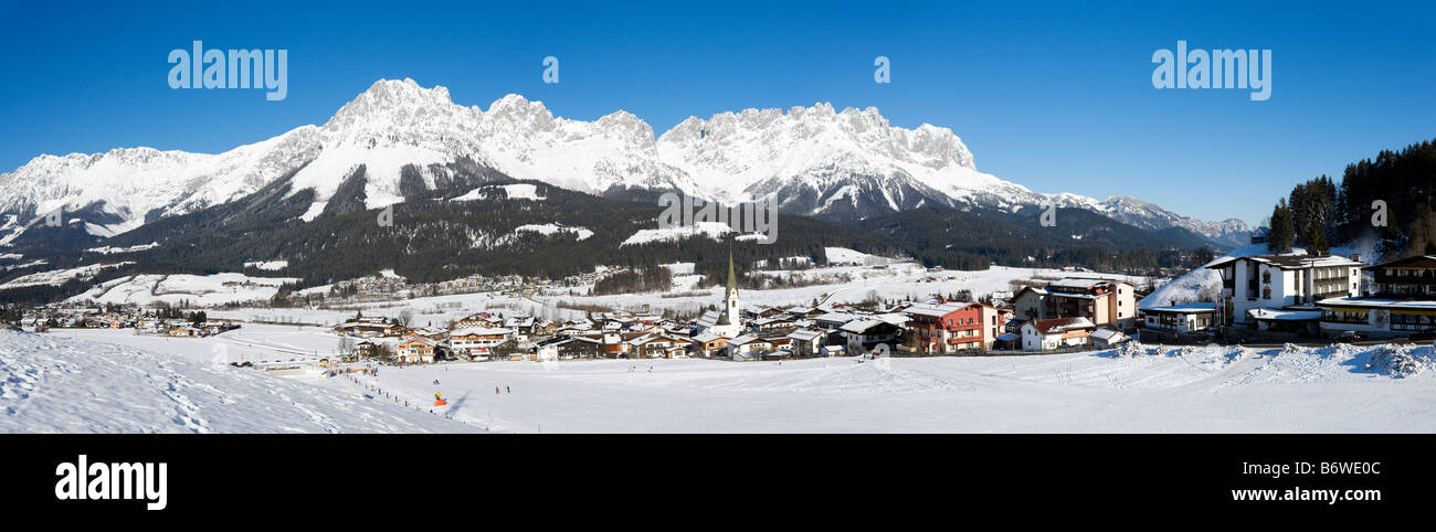 Vue panoramique sur les pistes dans la station d'Ellmau avec le Wilder Kaiser derrière, Tyrol, Autriche Banque D'Images