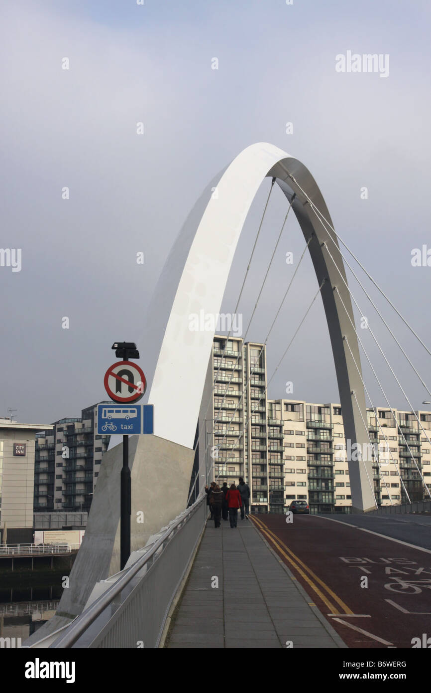 Les piétons qui traversent l'arc clyde Glasgow Ecosse décembre 2008 Banque D'Images