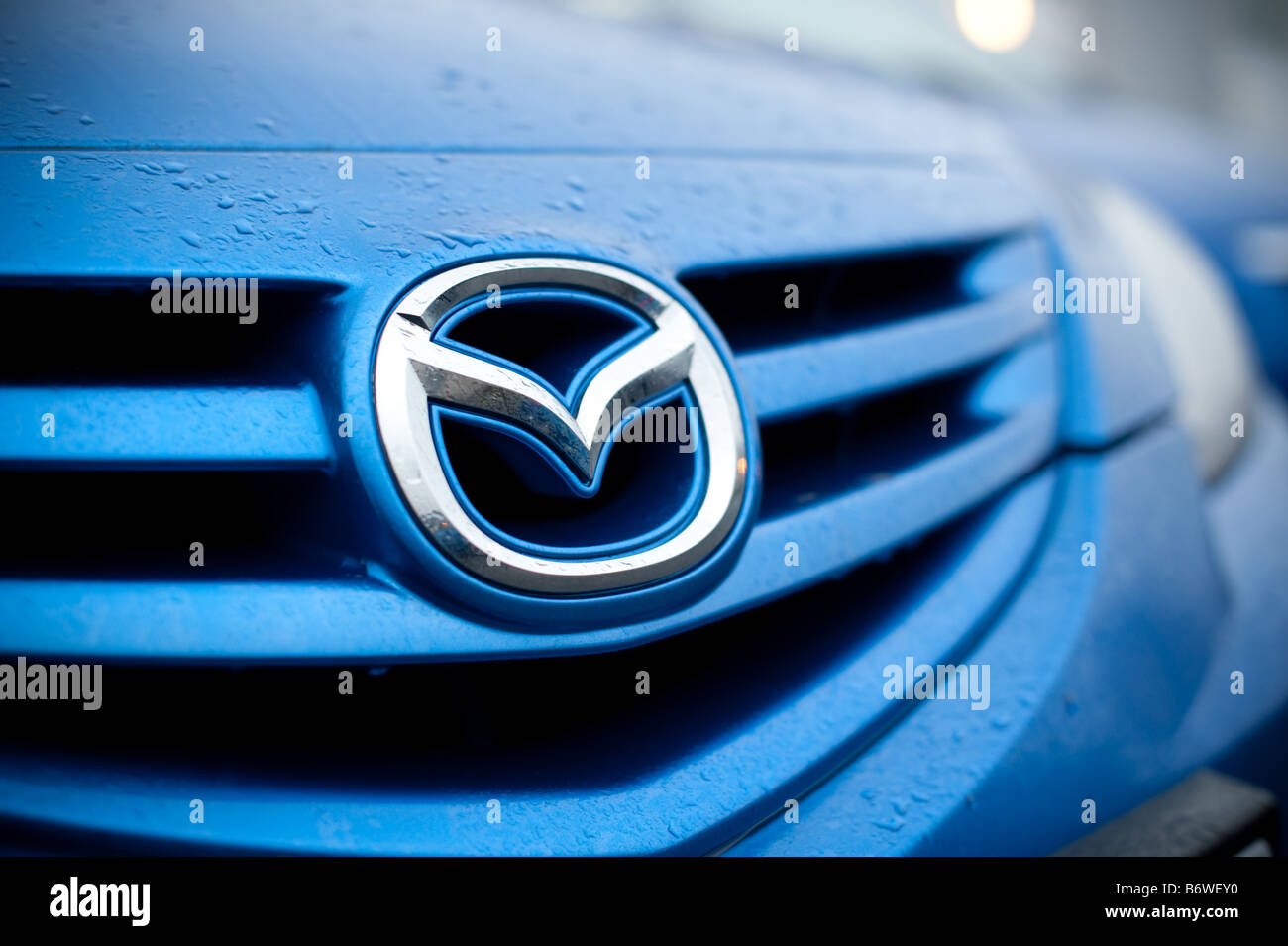 La calandre d'une voiture Mazda bleu Banque D'Images