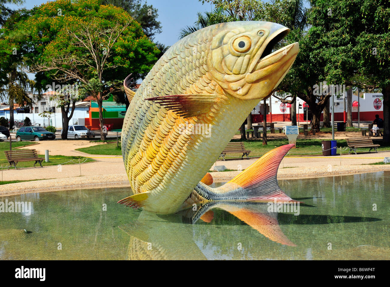 Fontaine avec statue d'un Characin Piraputanga Brycon hilarii ou sur la place centrale à Bonito Mato Grosso do Sul, Brésil Banque D'Images