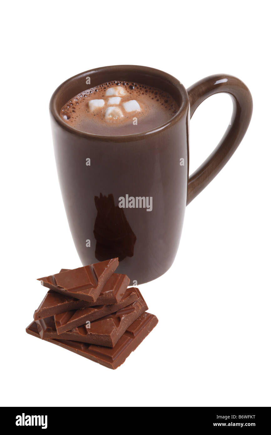 Tasse de chocolat chaud avec des guimauves et du chocolat coupé isolé sur fond blanc Banque D'Images