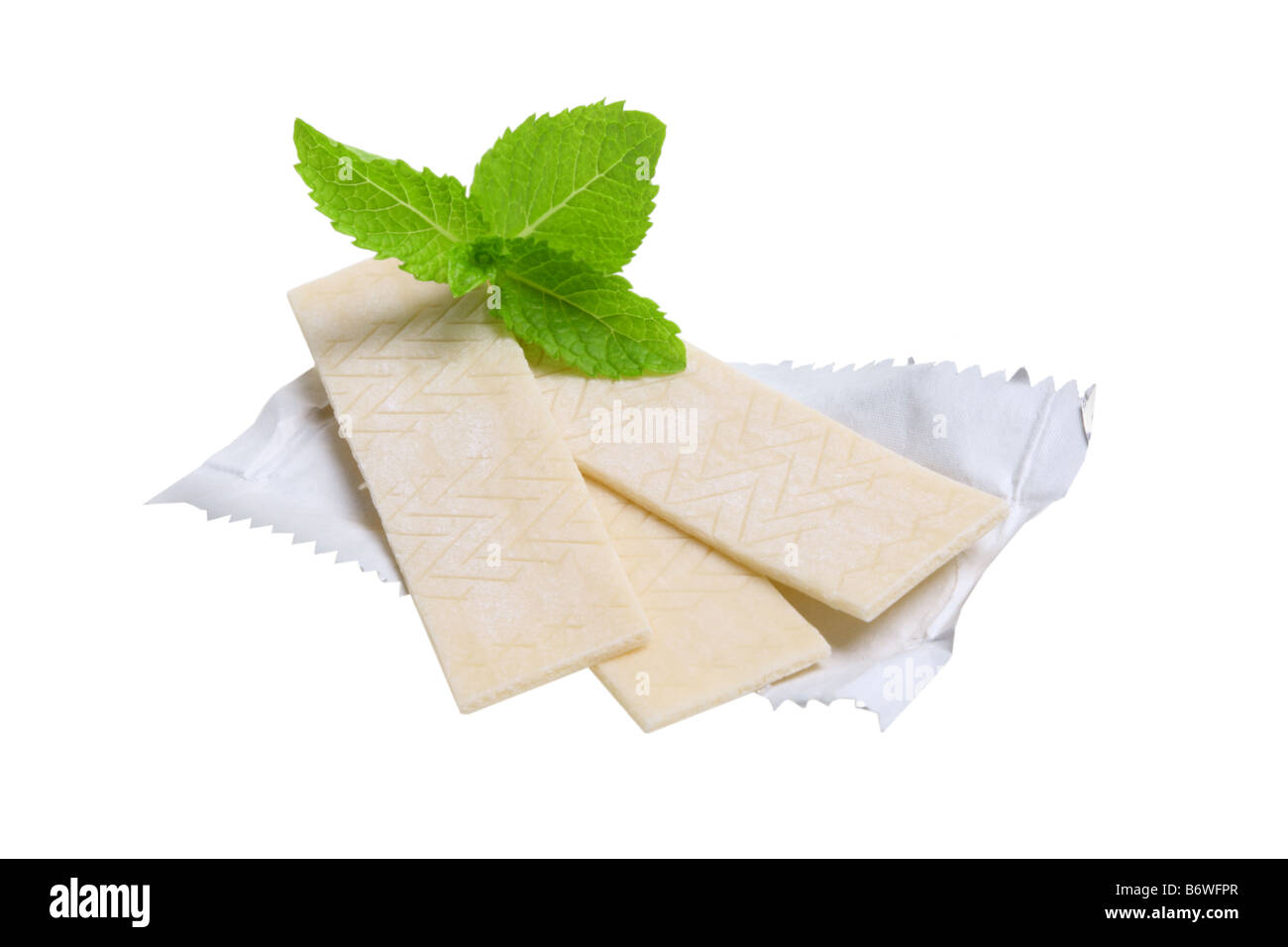 Chewing-gum et de feuilles de menthe couper isolé sur fond blanc Banque D'Images