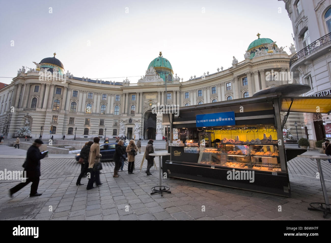 Vente kiosque donuts et les bretzels dans Michaelerplatz, Vienne, Autriche Banque D'Images