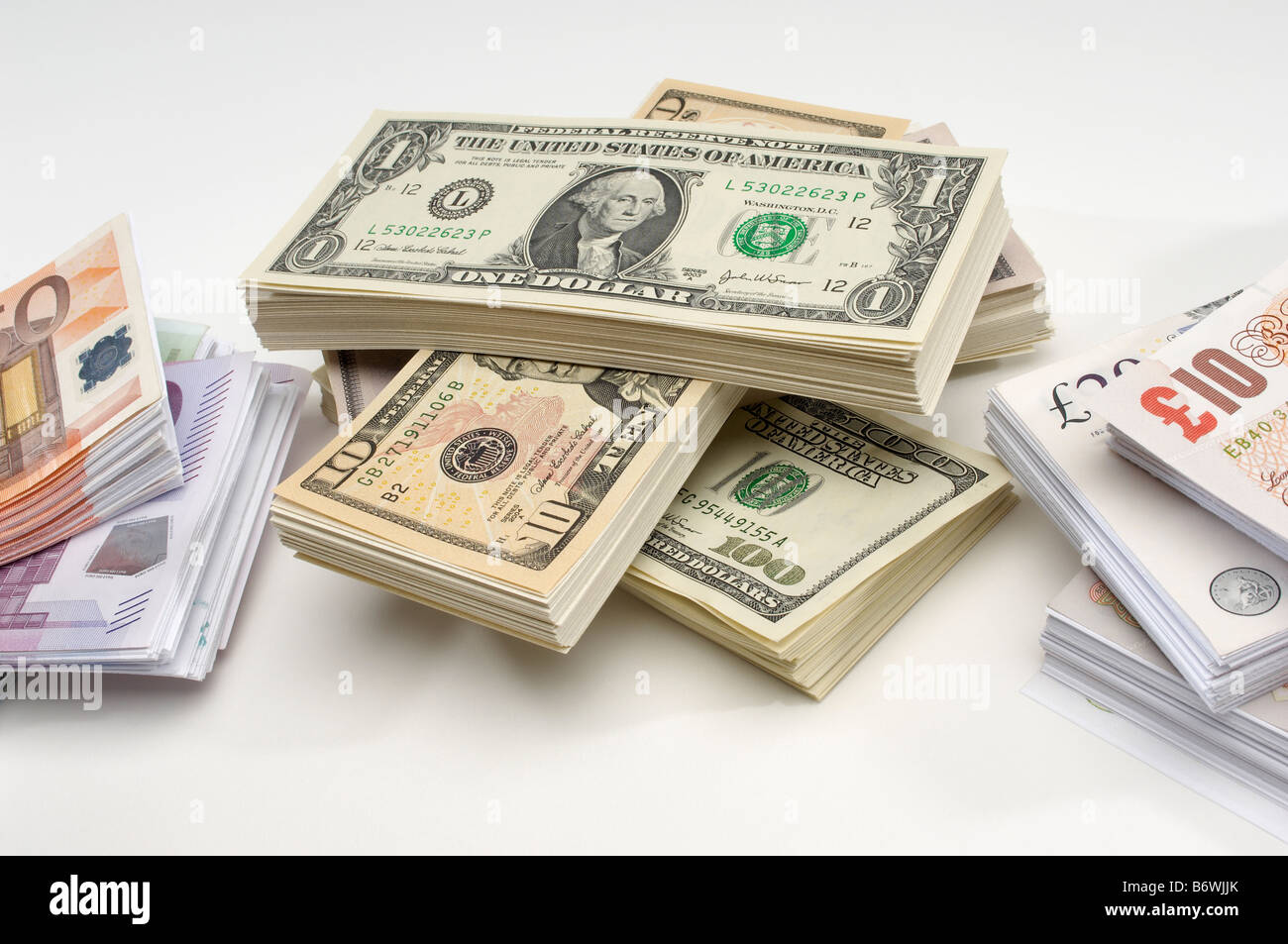 Pile de monnaie américaine et européenne Banque D'Images