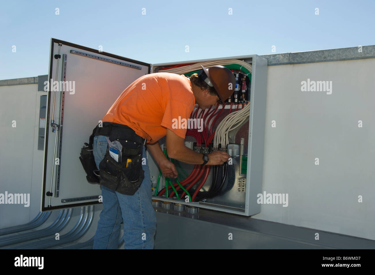 Ingénieur travaillant sur la boîte électrique à l'installation solaire Banque D'Images