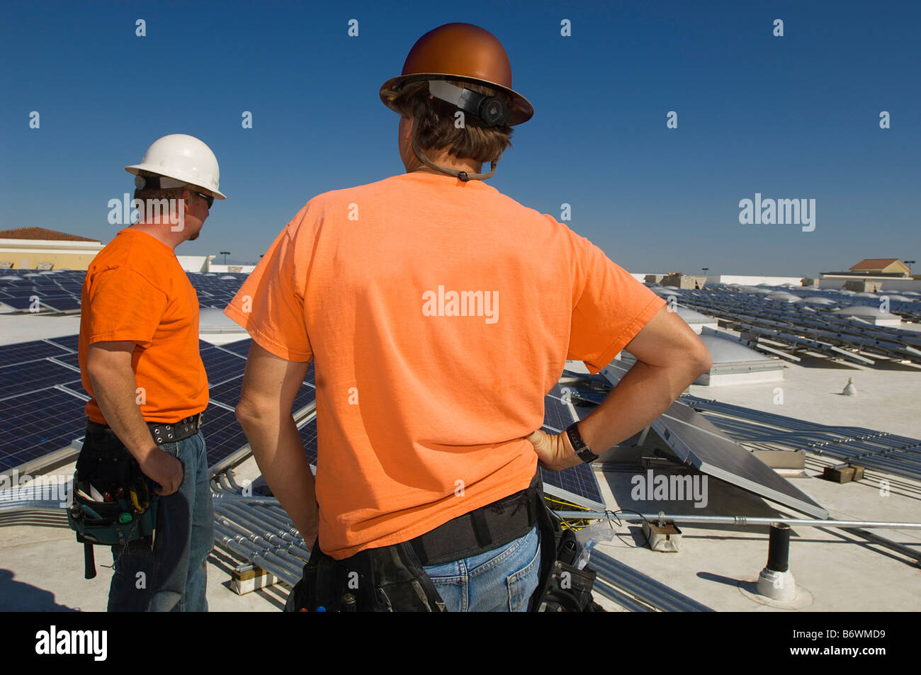 Les ingénieurs travaillant à la centrale électrique solaire Banque D'Images