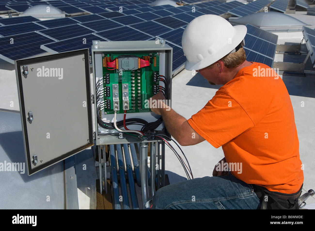 Ingénieur électrique entre les panneaux solaires Solar Power Plant Banque D'Images