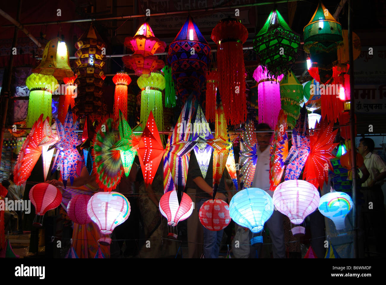 Lanternes de papier coloré sur l'affichage à l'occasion de Diwali, fête des Lumières. Banque D'Images