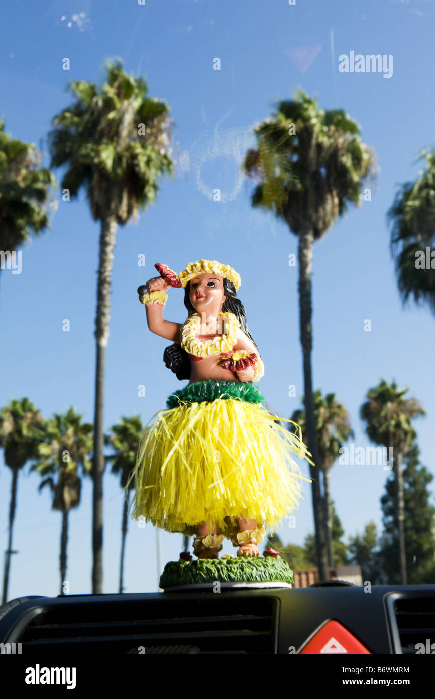 Hula girl de planche de bord avec des palmiers background Banque D'Images