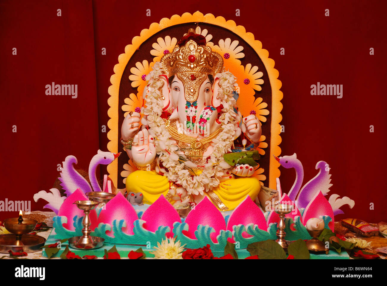 3 dimensions de plâtre de Paris statue de dieu hindou le dieu Ganesh. Le Maharashtra, Inde. Banque D'Images