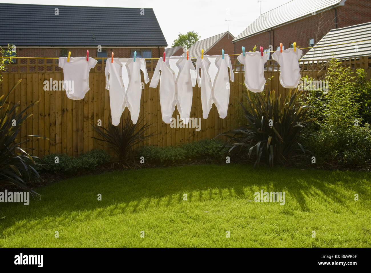 Vêtements de bébé on clothes line Banque D'Images