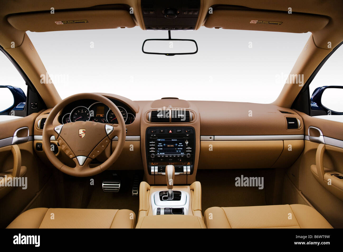 2009 Porsche Cayenne en bleu - planche de bord, console centrale, le levier de vitesses voir Banque D'Images