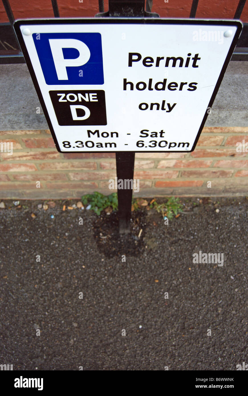 Parking voiture britannique signe indiquant parking gratuit pour les détenteurs de permis seulement entre 8h30 et 18h30 du lundi au samedi. Banque D'Images