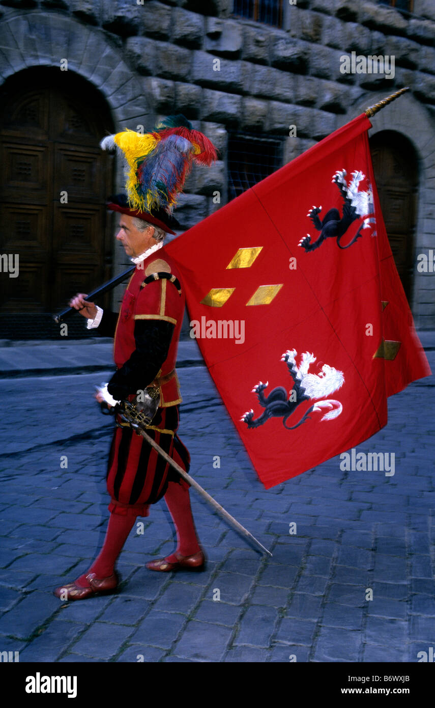 Un homme à florentin portant un uniforme civique traditionnelle décorée de drapeau symbolisme héraldique de lors d'un défilé à Florence. Banque D'Images