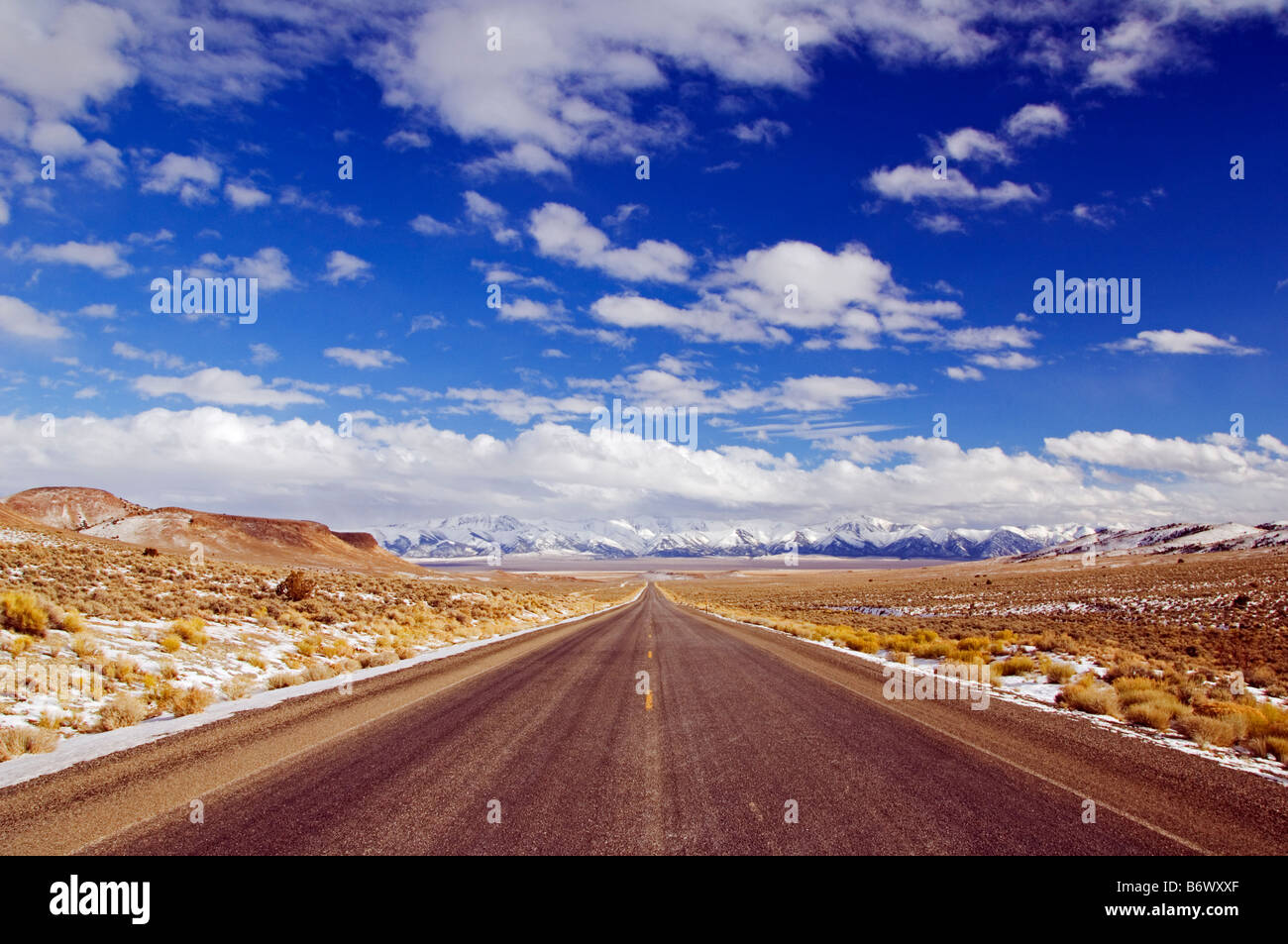 USA, Nevada. Route droite sans fin, paysage sur la route US 50 - Le lonliest road en Amérique Banque D'Images