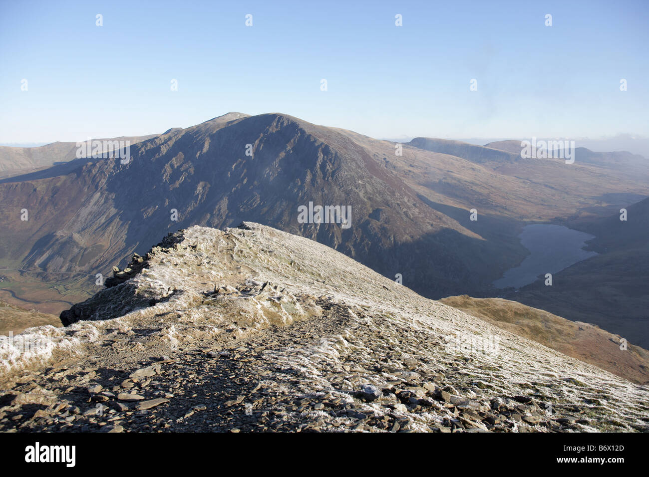 Je regarde Pen YR Ole Wen et Llyn Ogwen de la crête de y Garn Banque D'Images