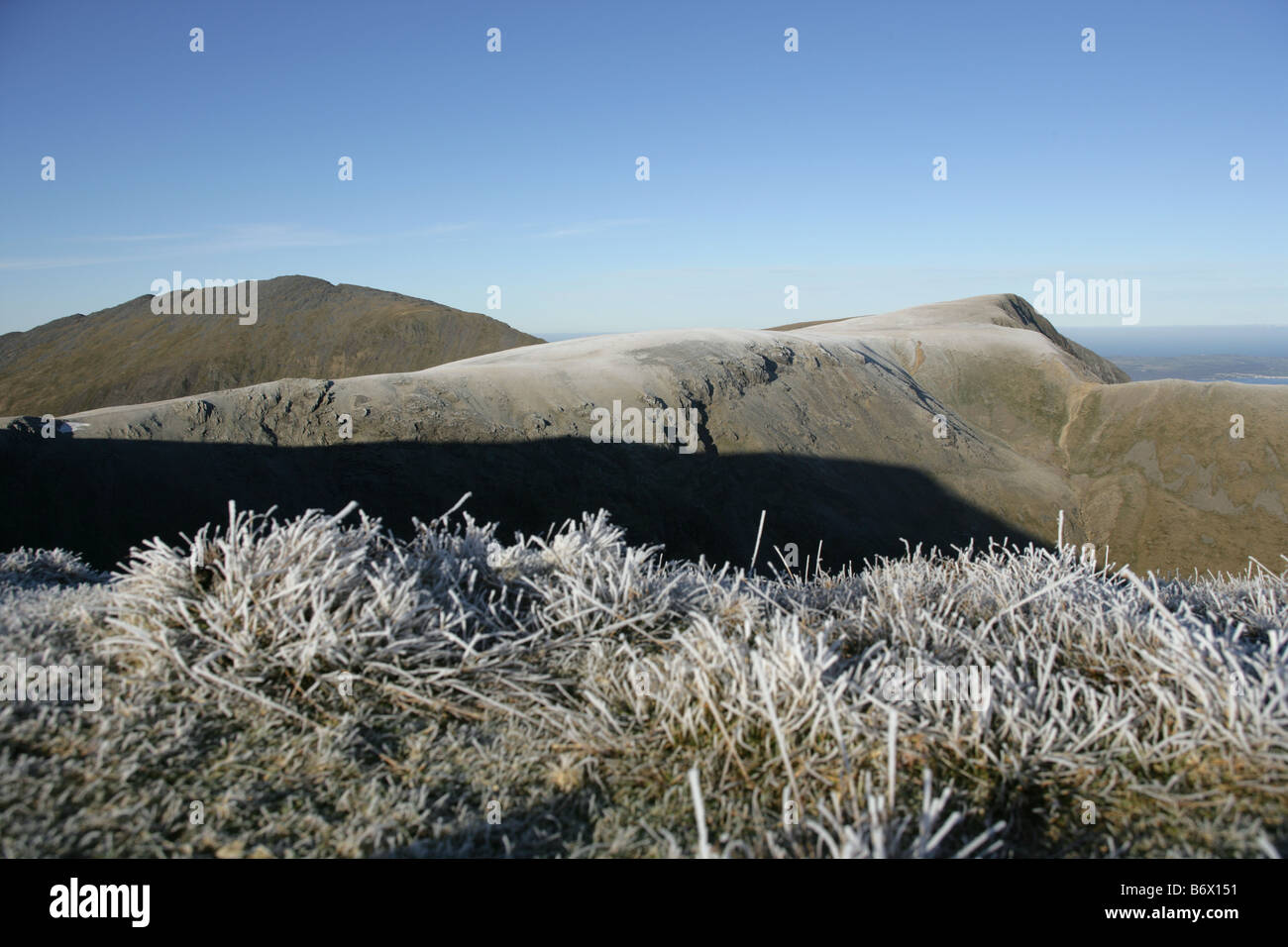 Frosty vue depuis la crête de Y Garn à vers Foel Goch et Elidir Fawr Banque D'Images