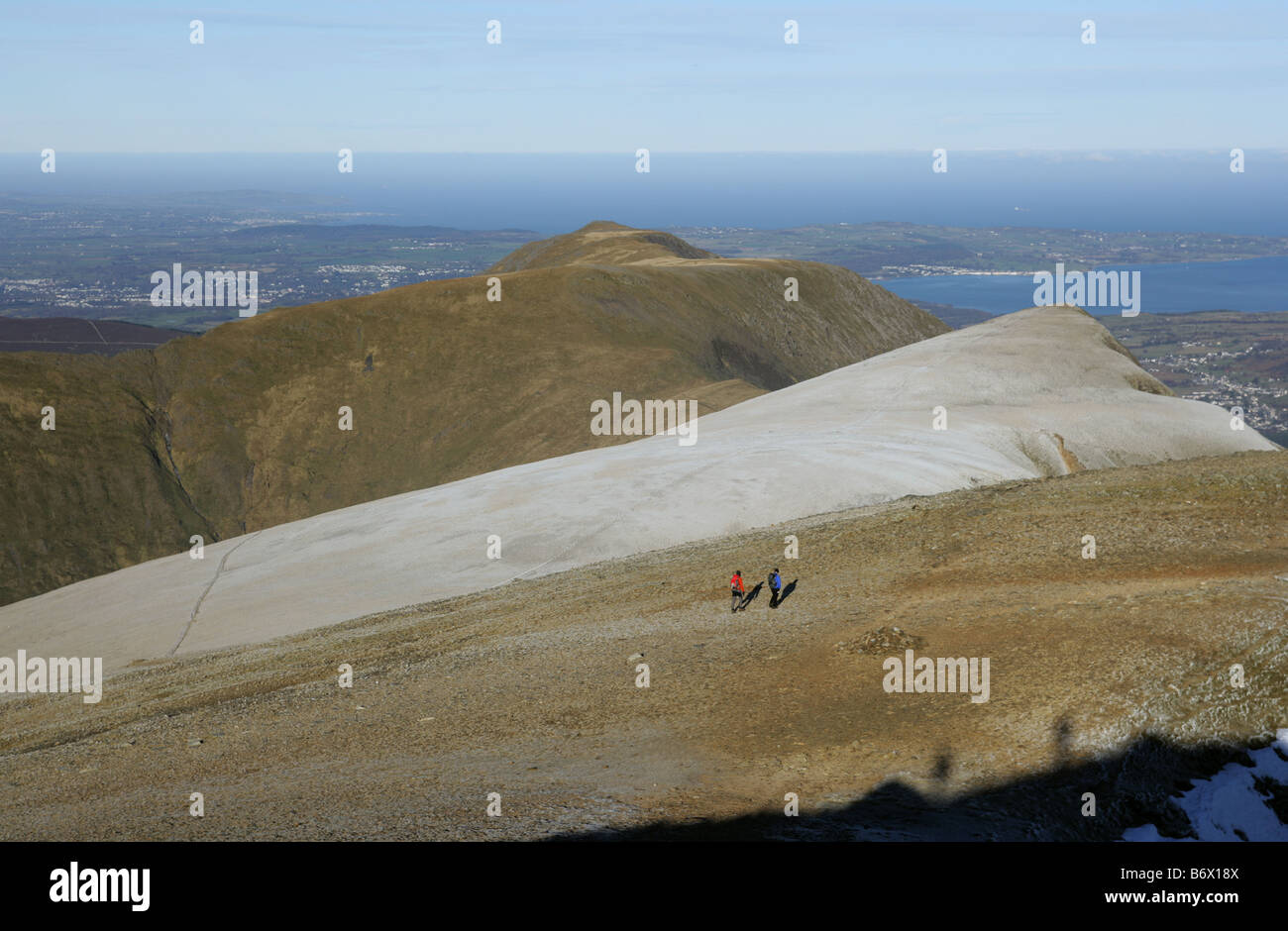 Deux randonneurs au-dessous de la crête de Y Garn à marcher vers Foel Goch et Elidir Fawr. Banque D'Images