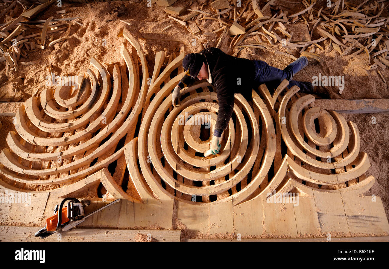 Sculpté par une tronçonneuse, une partie d'une sculpture par Keith Pettit destiné à être la porte d'Orient Hoathly. Photo par Jim Holden. Banque D'Images