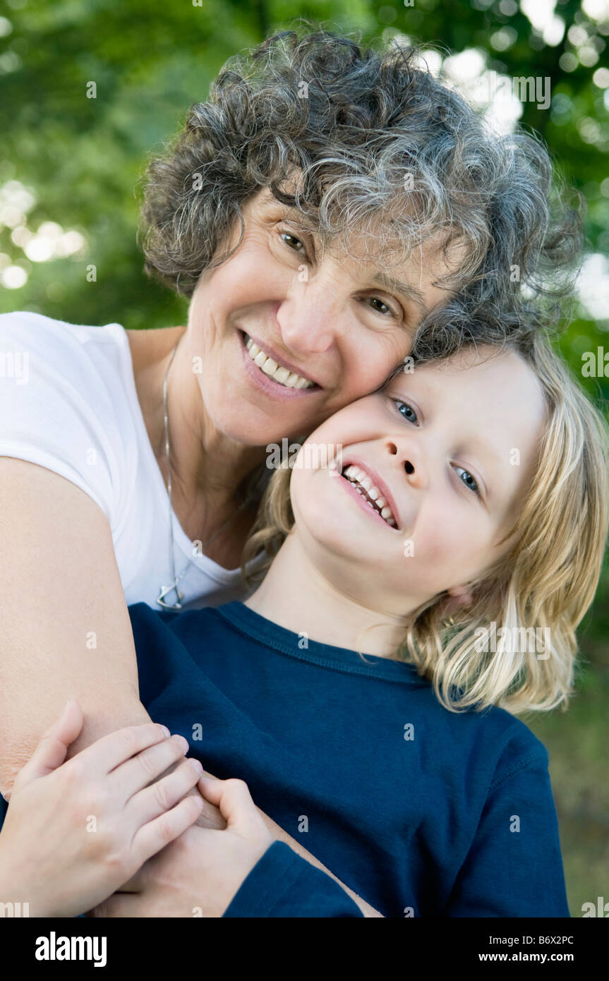 Woman hugging girl Banque D'Images