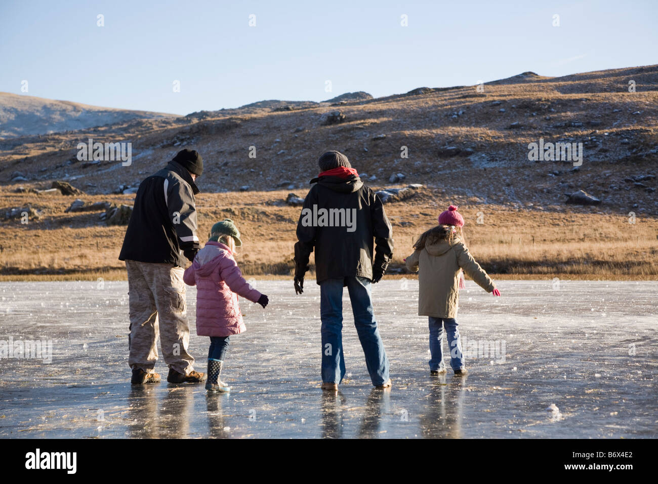 Lac Lockwoods Nant y Snowdonia Gwryd North Wales UK Famille Janvier marche sur la glace de lac gelé en hiver Banque D'Images