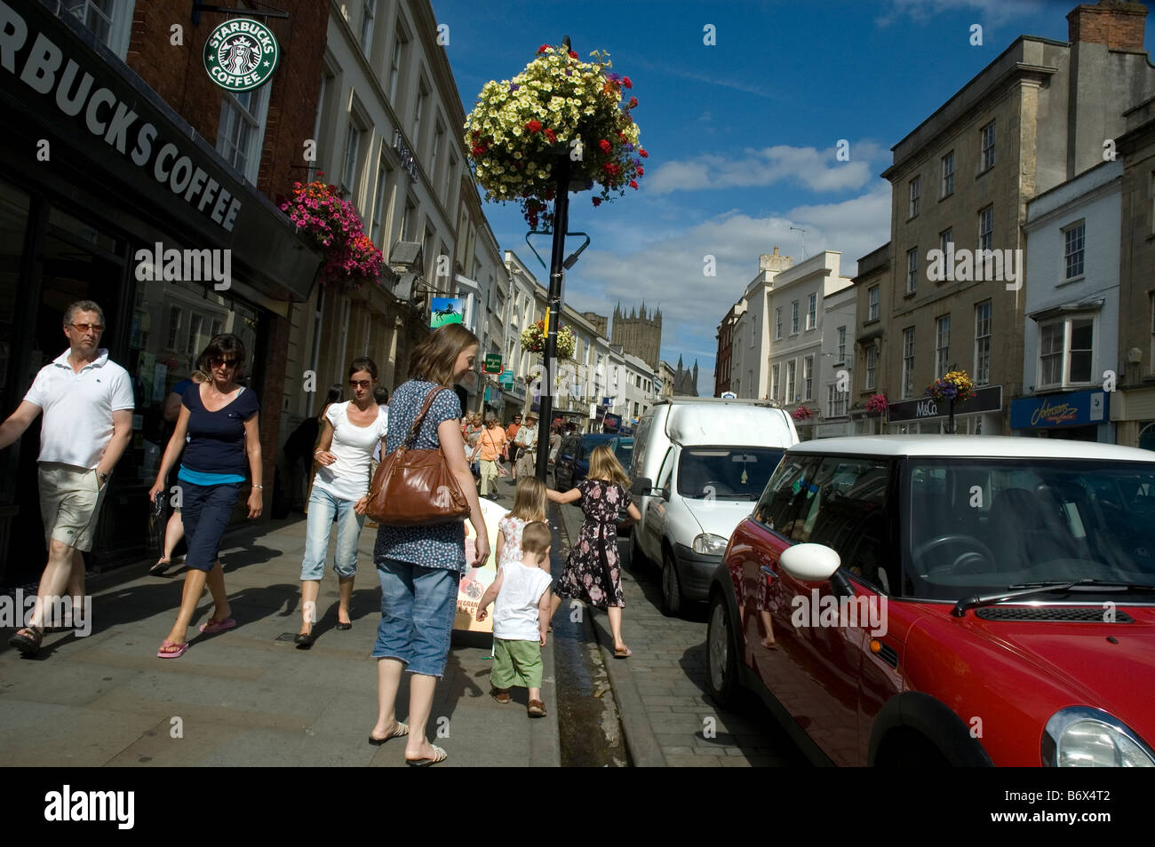 Enfants jouant dans les puits de la rue Somerset,haute,ville de la cathédrale,café Starbucks Banque D'Images