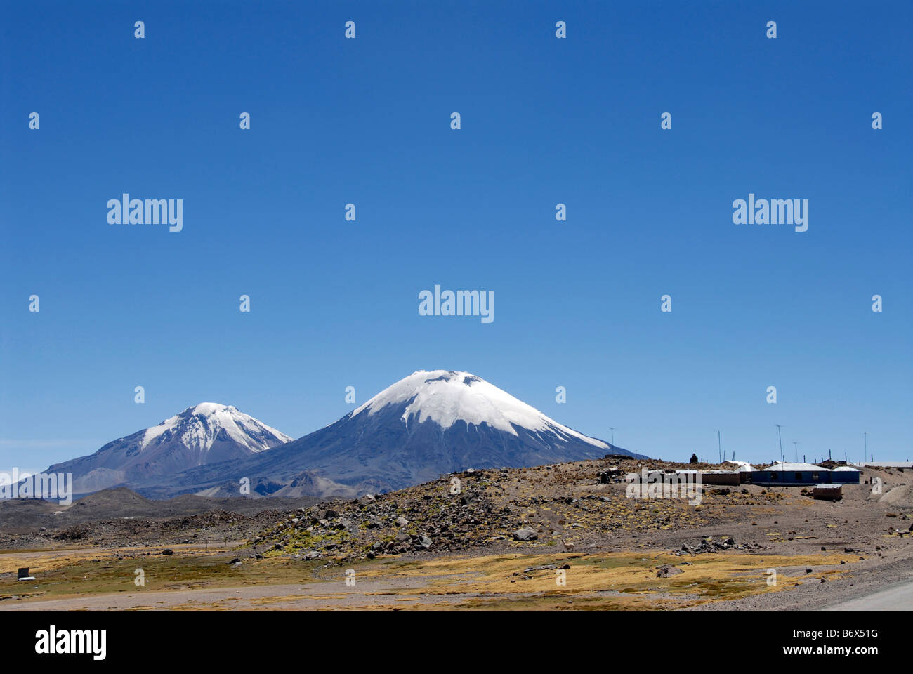 Les volcans Parinacota et Pomerade Lauca Andes Chili Banque D'Images